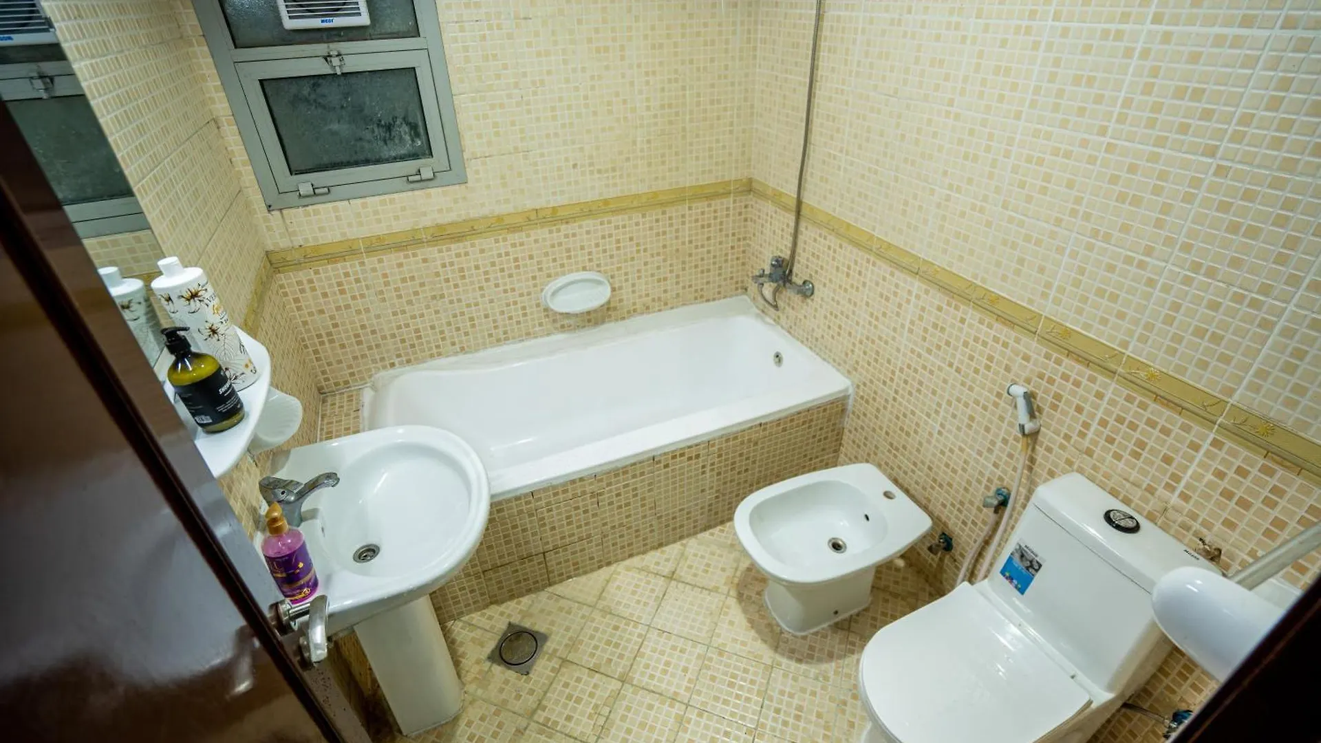 Baith Al Jannah L L C - Working Professional - Peaceful Daily And Weekly Room Abu Dhabi 0*,