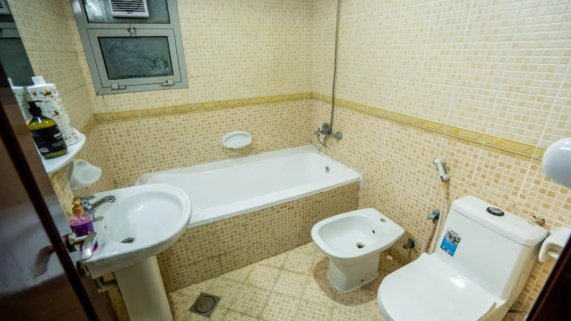 Baith Al Jannah L L C - Working Professional - Peaceful Daily And Weekly Room Abu Dhabi